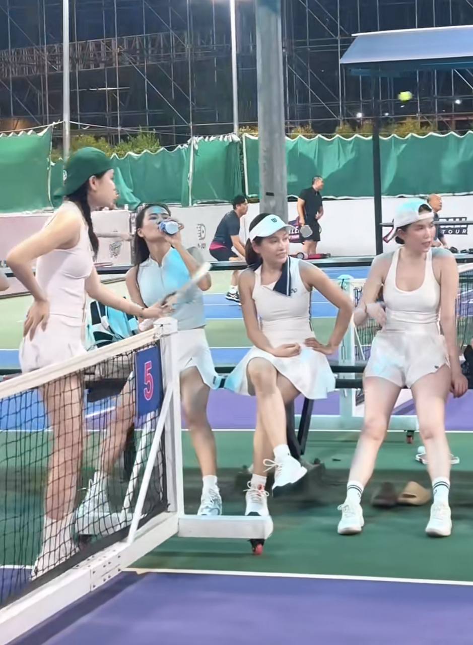 Chỉ v&agrave;i khoảnh khắc Hiền Hồ chơi pickleball c&ugrave;ng Ngọc Trinh th&ocirc;i m&agrave; khiến netizen kh&ocirc;ng thể rời mắt: Visual trắng ph&aacute;t s&aacute;ng- Ảnh 3.