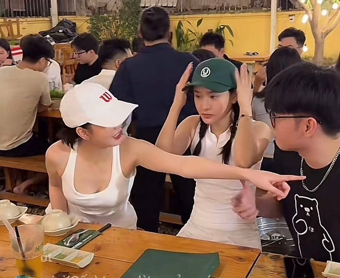 Chỉ v&agrave;i khoảnh khắc Hiền Hồ chơi pickleball c&ugrave;ng Ngọc Trinh th&ocirc;i m&agrave; khiến netizen kh&ocirc;ng thể rời mắt: Visual trắng ph&aacute;t s&aacute;ng- Ảnh 5.