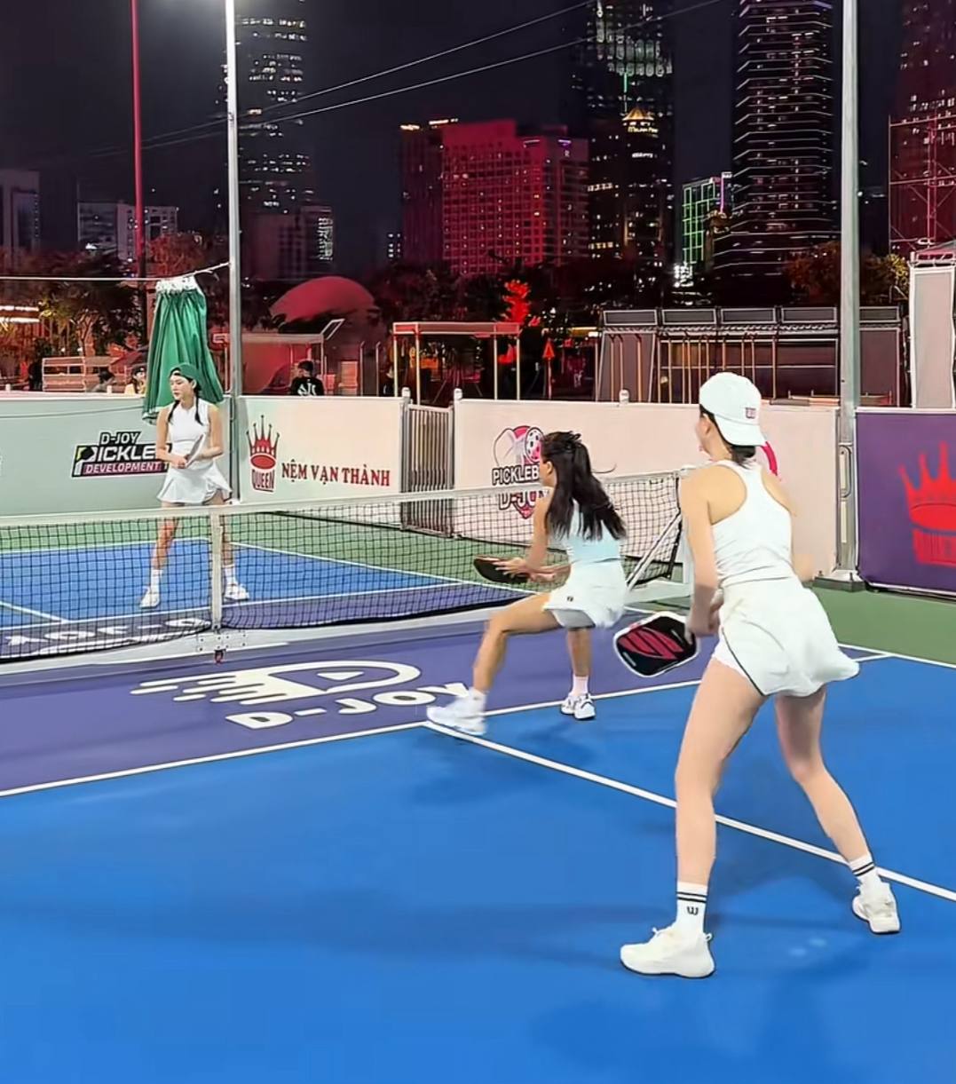 Chỉ v&agrave;i khoảnh khắc Hiền Hồ chơi pickleball c&ugrave;ng Ngọc Trinh th&ocirc;i m&agrave; khiến netizen kh&ocirc;ng thể rời mắt: Visual trắng ph&aacute;t s&aacute;ng- Ảnh 4.