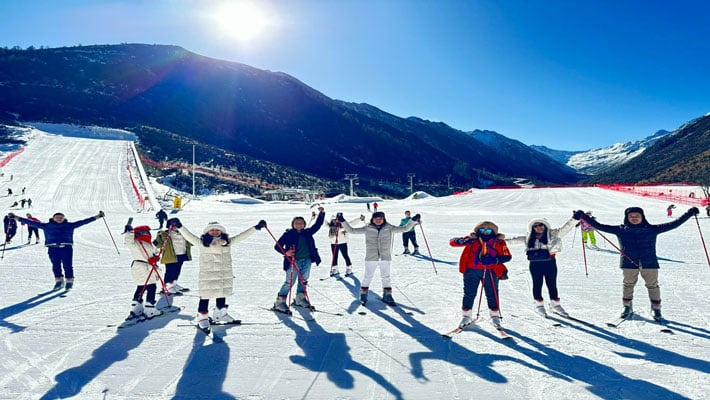 Kh&aacute;ch Việt kể chuyện đi ngắm tuyết tr&ecirc;n n&uacute;i cao hơn 4000m ở Trung Quốc, nhận x&eacute;t: 