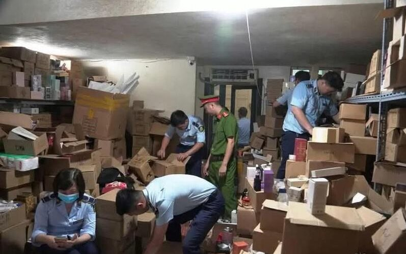 Ph&aacute;t hiện kho chứa nước giặt giả tại phường L&aacute;ng, H&agrave; Nội, to&agrave;n bộ h&agrave;ng h&oacute;a vi phạm phải ti&ecirc;u hủy- Ảnh 1.