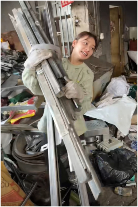 Bất ngờ với th&acirc;n phận thật của c&ocirc; g&aacute;i 26 tuổi thu gom đồng n&aacute;t kiếm 3 triệu/ng&agrave;y- Ảnh 5.