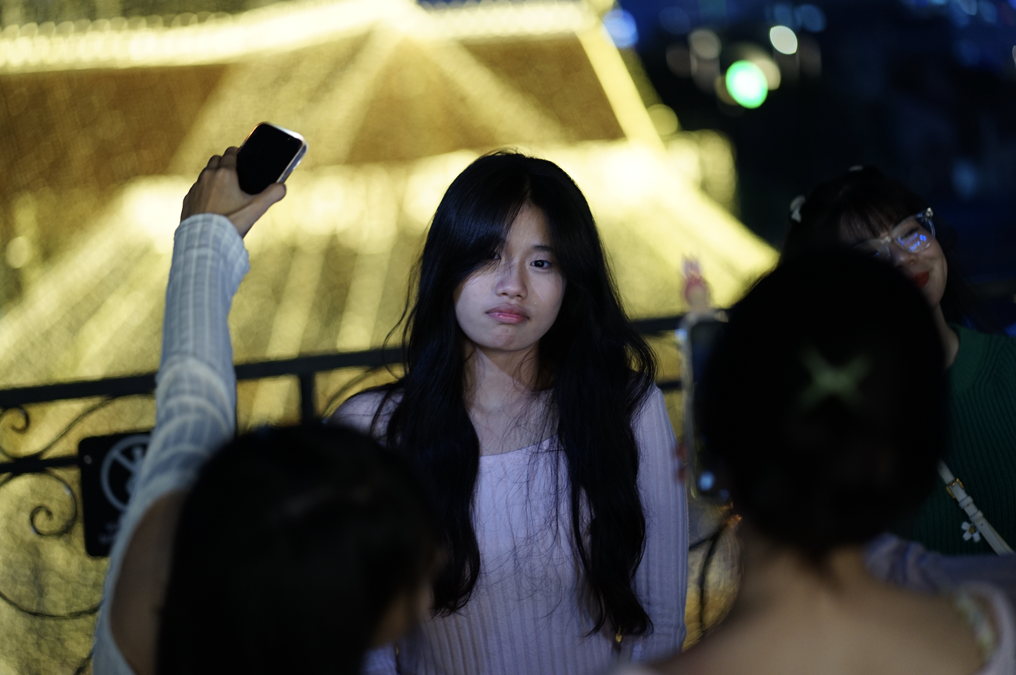 Đ&ecirc;m 24/12: H&agrave;ng M&atilde; qu&aacute; kh&aacute;c lạ, du kh&aacute;ch chen ch&uacute;c nhau chụp ảnh ở Nh&agrave; thờ Đức B&agrave;- Ảnh 12.