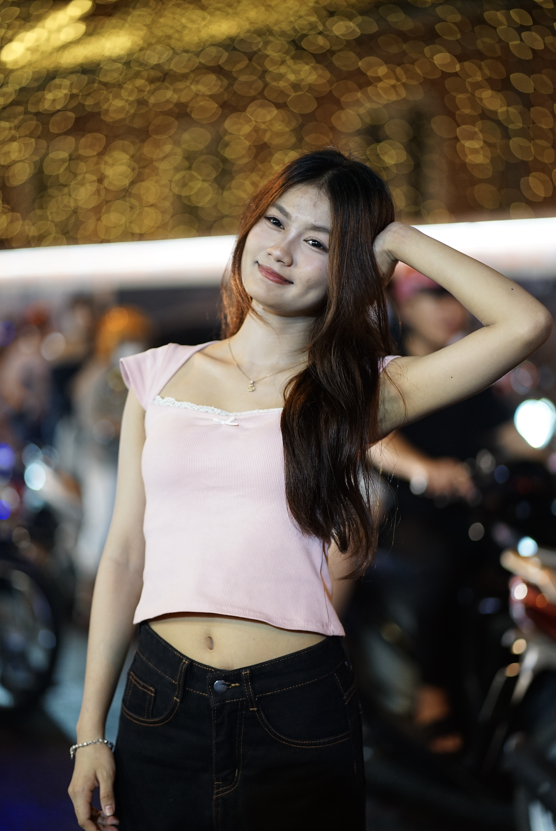 Đ&ecirc;m 24/12: H&agrave;ng M&atilde; qu&aacute; kh&aacute;c lạ, du kh&aacute;ch chen ch&uacute;c nhau chụp ảnh ở Nh&agrave; thờ Đức B&agrave;- Ảnh 11.