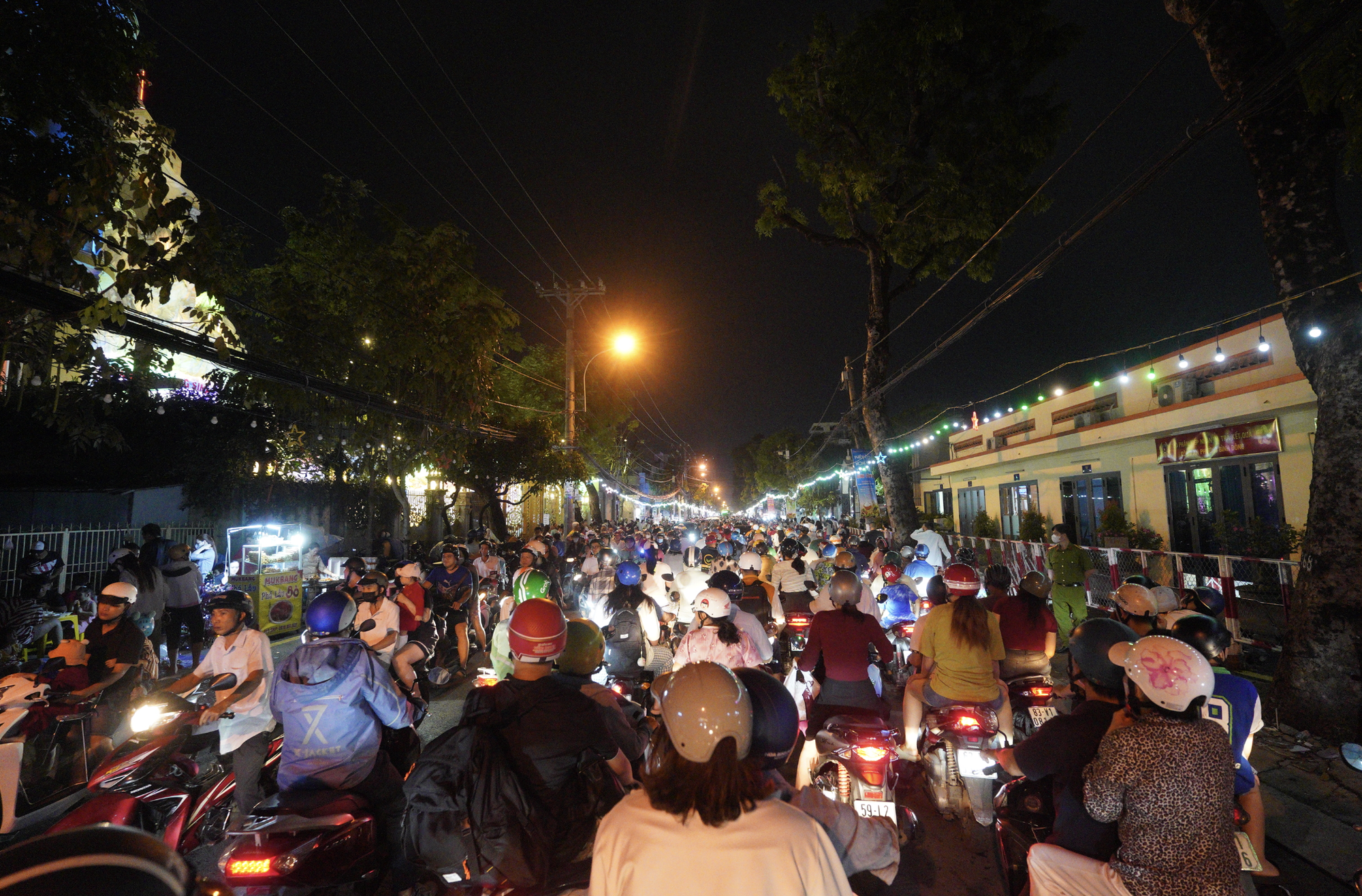 Đ&ecirc;m Noel 24/12: X&oacute;m đạo n&ocirc; nức người xe, Nh&agrave; thờ Đức B&agrave; đ&ocirc;ng đ&uacute;c du kh&aacute;ch x&iacute; chỗ chụp h&igrave;nh- Ảnh 17.