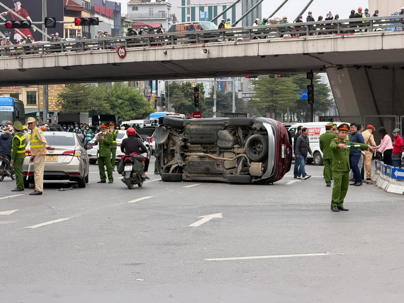 H&agrave; Nội: Tạm giữ h&igrave;nh sự t&agrave;i xế đ&acirc;m lật xe &ocirc; t&ocirc; ở Ng&atilde; Tư Sở- Ảnh 1.