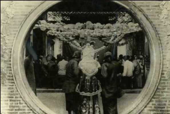 Năm 1904, ch&uacute; rể 29 tuổi v&eacute;n khăn voan t&acirc;n nương rồi chết lặng: Gương mặt c&ocirc; d&acirc;u phủ k&iacute;n thứ n&agrave;y- Ảnh 2.