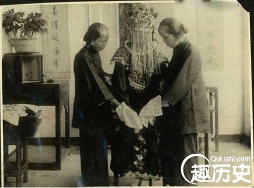 Năm 1904, ch&uacute; rể 29 tuổi v&eacute;n khăn voan t&acirc;n nương rồi chết lặng: Gương mặt c&ocirc; d&acirc;u phủ k&iacute;n thứ n&agrave;y- Ảnh 3.