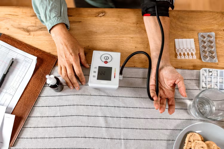 Kh&ocirc;ng phải rượu bia hay muối, loại đồ uống phổ biến n&agrave;y c&oacute; thể khiến huyết &aacute;p tăng vọt chỉ sau 1 giờ- Ảnh 3.