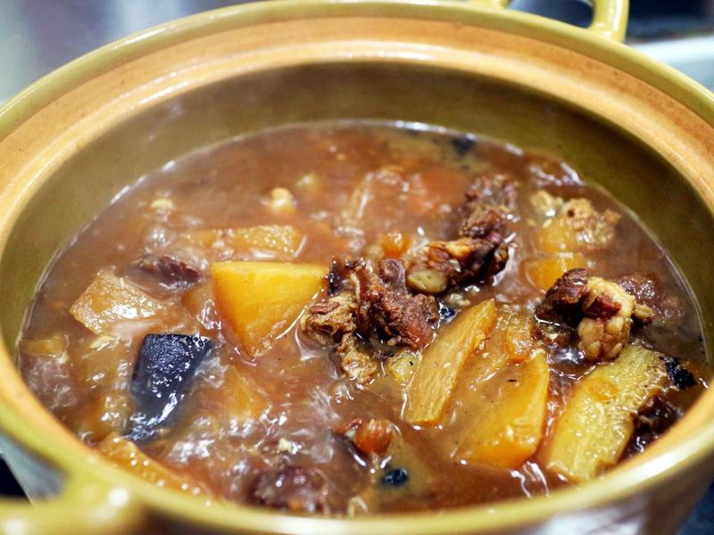 Bữa cơm m&ugrave;a đ&ocirc;ng, khuy&ecirc;n bạn n&ecirc;n ăn 4 m&oacute;n 