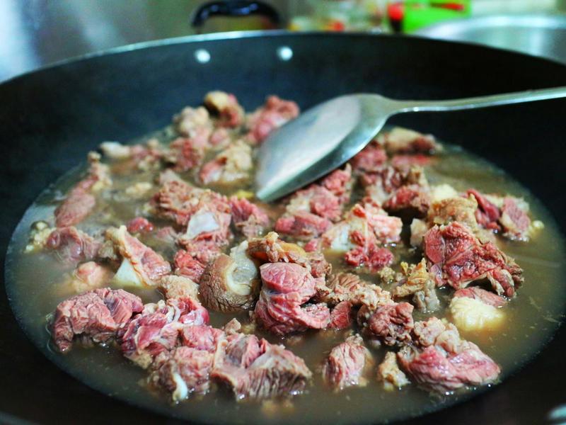 Bữa cơm m&ugrave;a đ&ocirc;ng, khuy&ecirc;n bạn n&ecirc;n ăn 4 m&oacute;n 