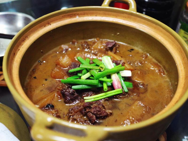 Bữa cơm m&ugrave;a đ&ocirc;ng, khuy&ecirc;n bạn n&ecirc;n ăn 4 m&oacute;n 