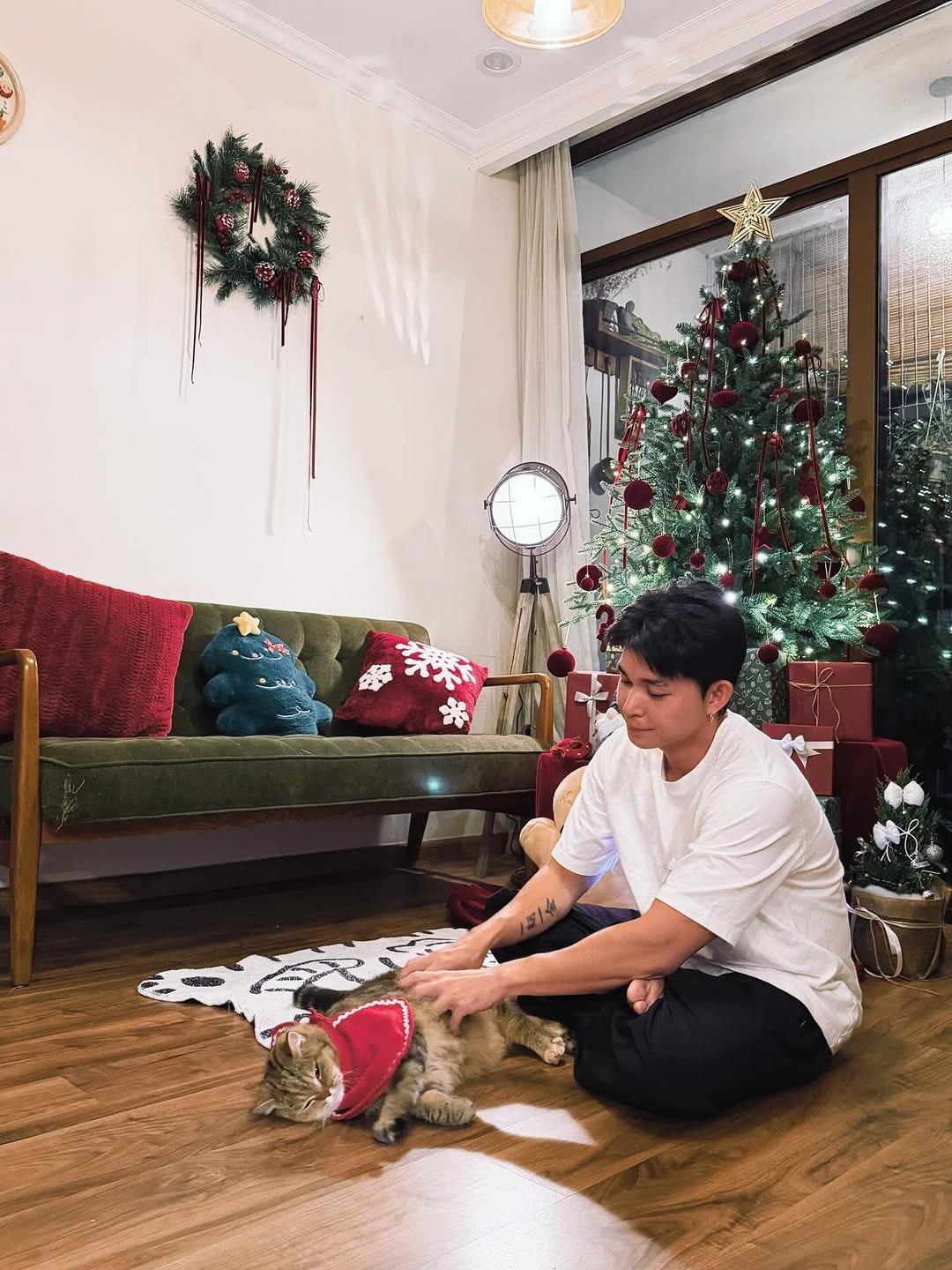 Sao Việt đ&oacute;n Gi&aacute;ng sinh: Decor kh&ocirc;ng gian như cổ t&iacute;ch, ri&ecirc;ng nh&agrave; Jun Phạm qu&aacute; chữa l&agrave;nh- Ảnh 8.