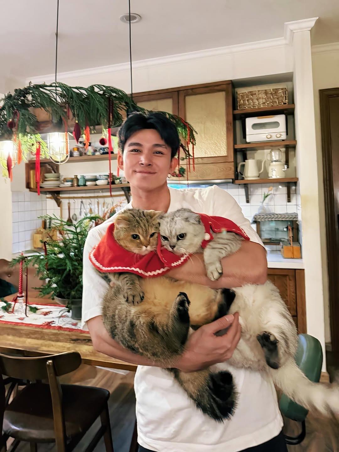 Sao Việt đ&oacute;n Gi&aacute;ng sinh: Decor kh&ocirc;ng gian như cổ t&iacute;ch, ri&ecirc;ng nh&agrave; Jun Phạm qu&aacute; chữa l&agrave;nh- Ảnh 5.