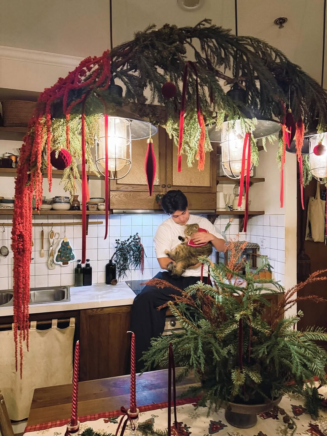 Sao Việt đ&oacute;n Gi&aacute;ng sinh: Decor kh&ocirc;ng gian như cổ t&iacute;ch, ri&ecirc;ng nh&agrave; Jun Phạm qu&aacute; chữa l&agrave;nh- Ảnh 7.