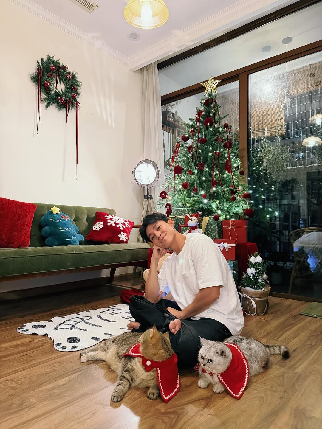 Sao Việt đ&oacute;n Gi&aacute;ng sinh: Decor kh&ocirc;ng gian như cổ t&iacute;ch, ri&ecirc;ng nh&agrave; Jun Phạm qu&aacute; chữa l&agrave;nh- Ảnh 6.