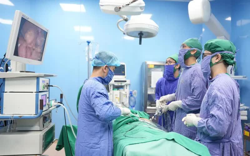 Phẫu thuật li&ecirc;n tiếp hai ca thủng ruột do dị vật xương- Ảnh 1.