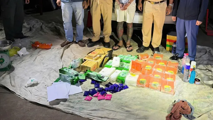 200 cảnh s&aacute;t đồng loạt kh&aacute;m x&eacute;t khẩn cấp, bắt 19 người, d&ugrave;ng m&aacute;y x&uacute;c đột k&iacute;ch nh&agrave; '&ocirc;ng tr&ugrave;m' Vũ Đ&igrave;nh Trọng- Ảnh 3.