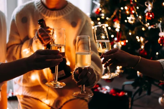 Sau một đ&ecirc;m Noel vui qu&aacute; ch&eacute;n, điều cơ thể thật sự cần kh&ocirc;ng phải l&agrave; "x&ocirc;ng hơi" - nhiều người vẫn đang l&agrave;m sai- Ảnh 1.