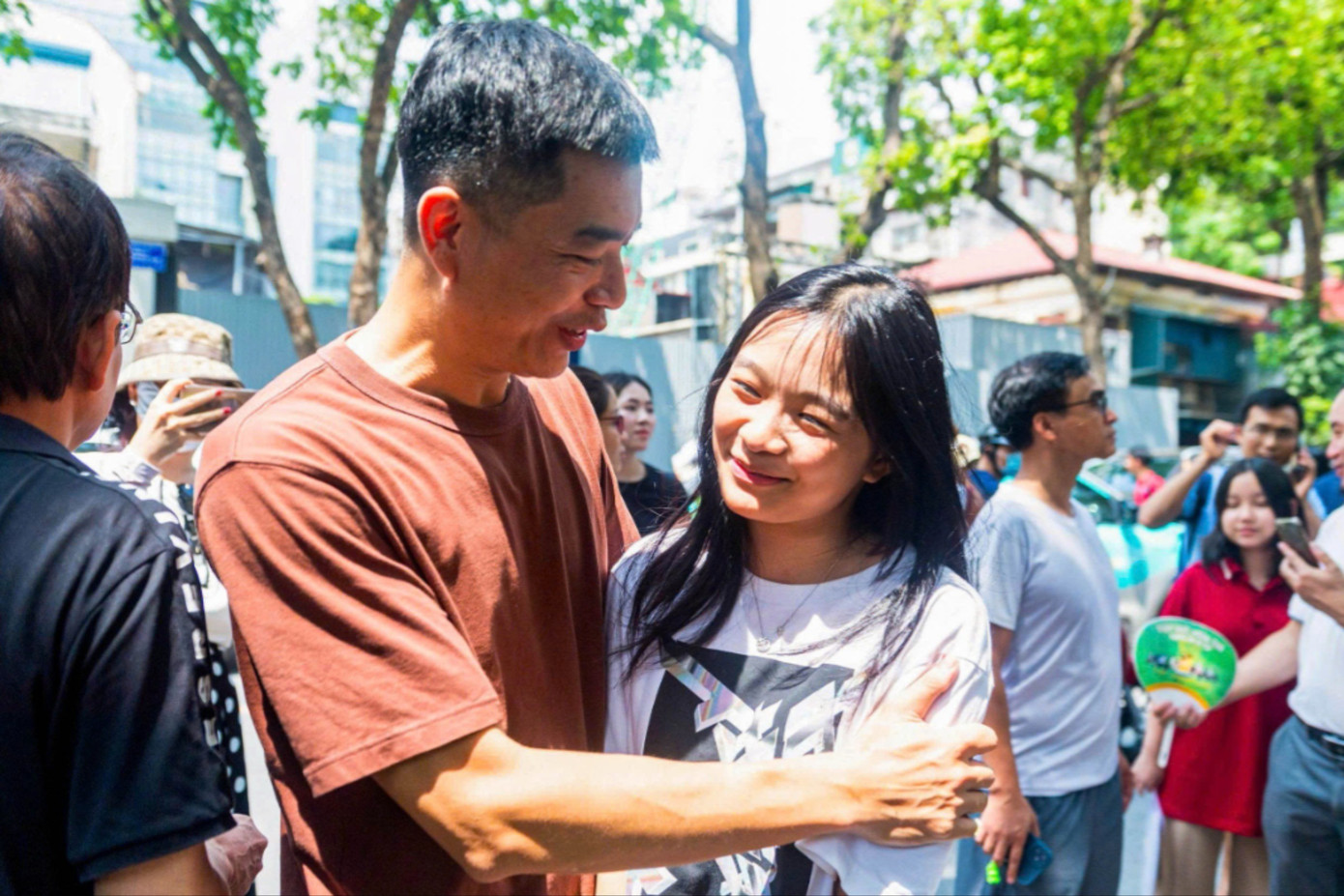 Bạo lực kh&ocirc;ng bắt đầu bằng c&uacute; đấm- Ảnh 1.