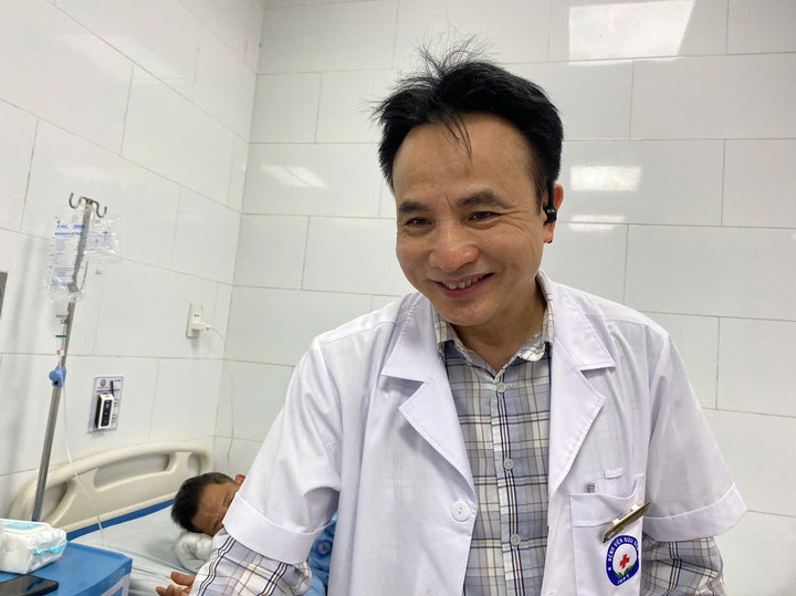 Khoảnh khắc sau ca mổ kh&oacute; của b&aacute;c sĩ trưởng khoa 'nổi như cồn' tr&ecirc;n TikTok- Ảnh 1.