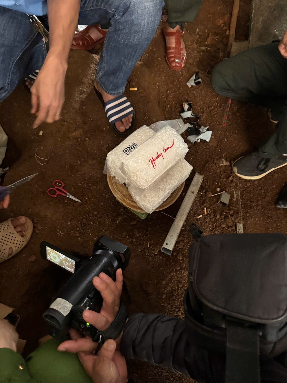 M&aacute;y x&uacute;c xới tung mặt đất, h&eacute; lộ kho chất cấm trong chuy&ecirc;n &aacute;n ma t&uacute;y lớn tại Đắk Lắk- Ảnh 1.