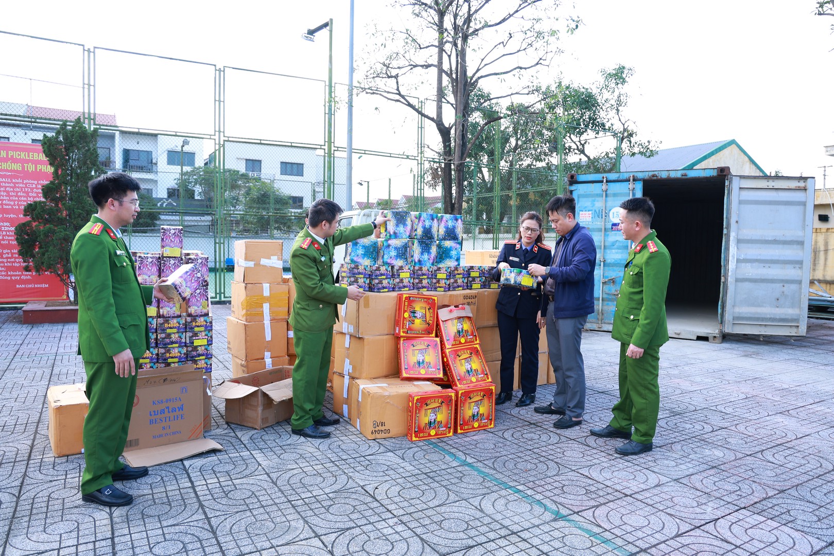 Kh&aacute;m x&eacute;t khẩn cấp chỗ ở của Nguyễn Hữu T&iacute;nh, bắt Nguyễn Đức Minh trong chuy&ecirc;n &aacute;n li&ecirc;n tỉnh đặc biệt lớn- Ảnh 1.