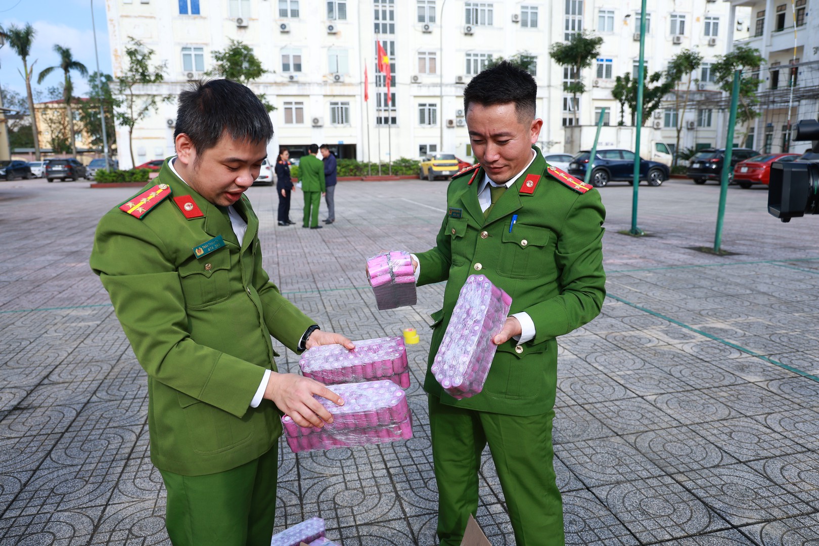 Kh&aacute;m x&eacute;t khẩn cấp chỗ ở của Nguyễn Hữu T&iacute;nh, bắt Nguyễn Đức Minh trong chuy&ecirc;n &aacute;n li&ecirc;n tỉnh đặc biệt lớn- Ảnh 5.