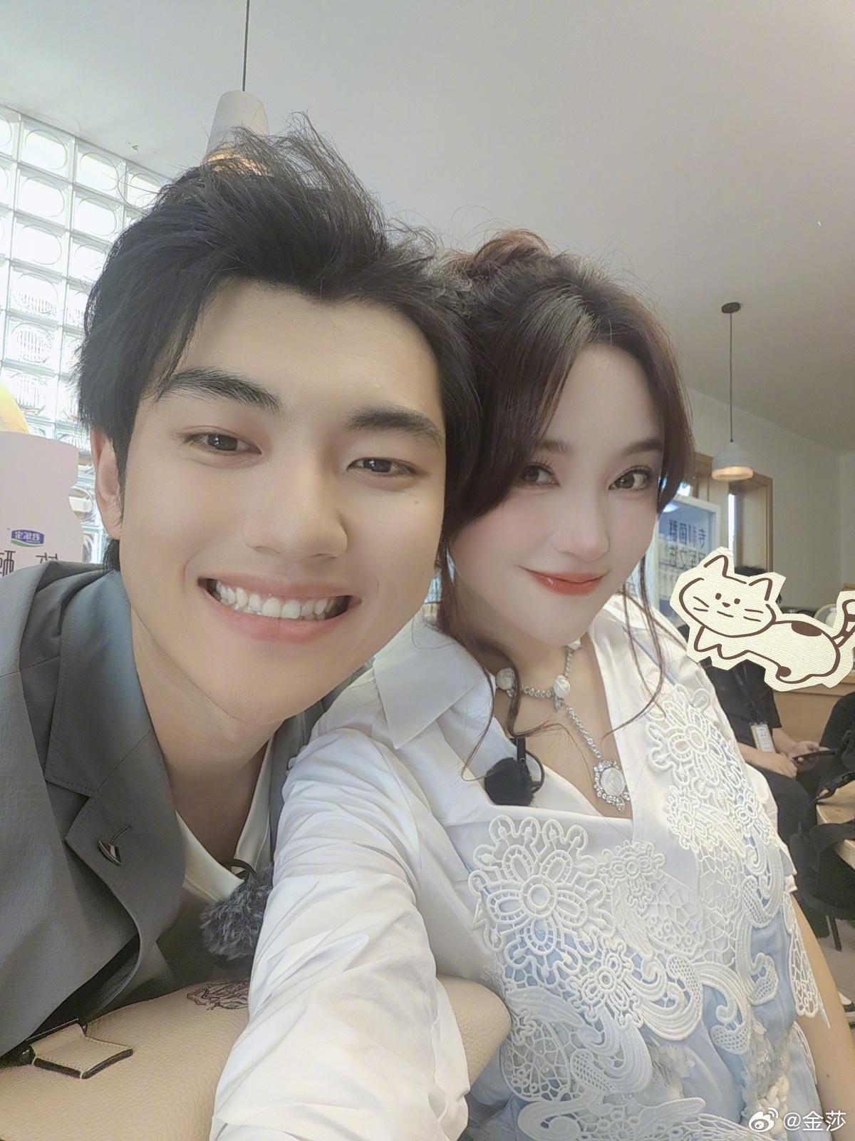 "Chị Đẹp" U45 được bạn trai k&eacute;m 19 tuổi cầu h&ocirc;n, cảnh đ&agrave;m ph&aacute;n hợp đồng tiền h&ocirc;n nh&acirc;n g&acirc;y x&ocirc;n xao- Ảnh 4.