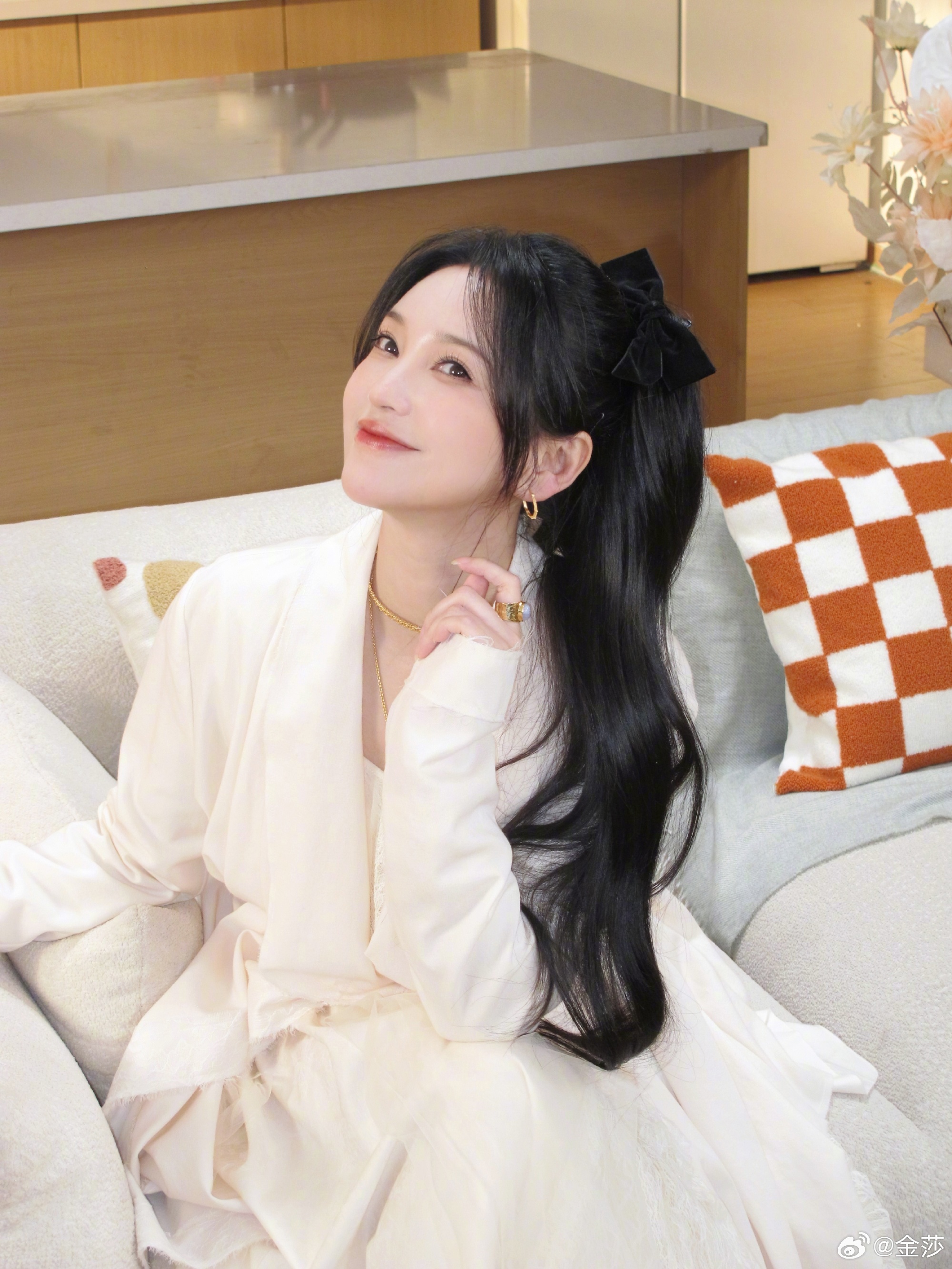 "Chị Đẹp" U45 được bạn trai k&eacute;m 19 tuổi cầu h&ocirc;n, cảnh đ&agrave;m ph&aacute;n hợp đồng tiền h&ocirc;n nh&acirc;n g&acirc;y x&ocirc;n xao- Ảnh 2.