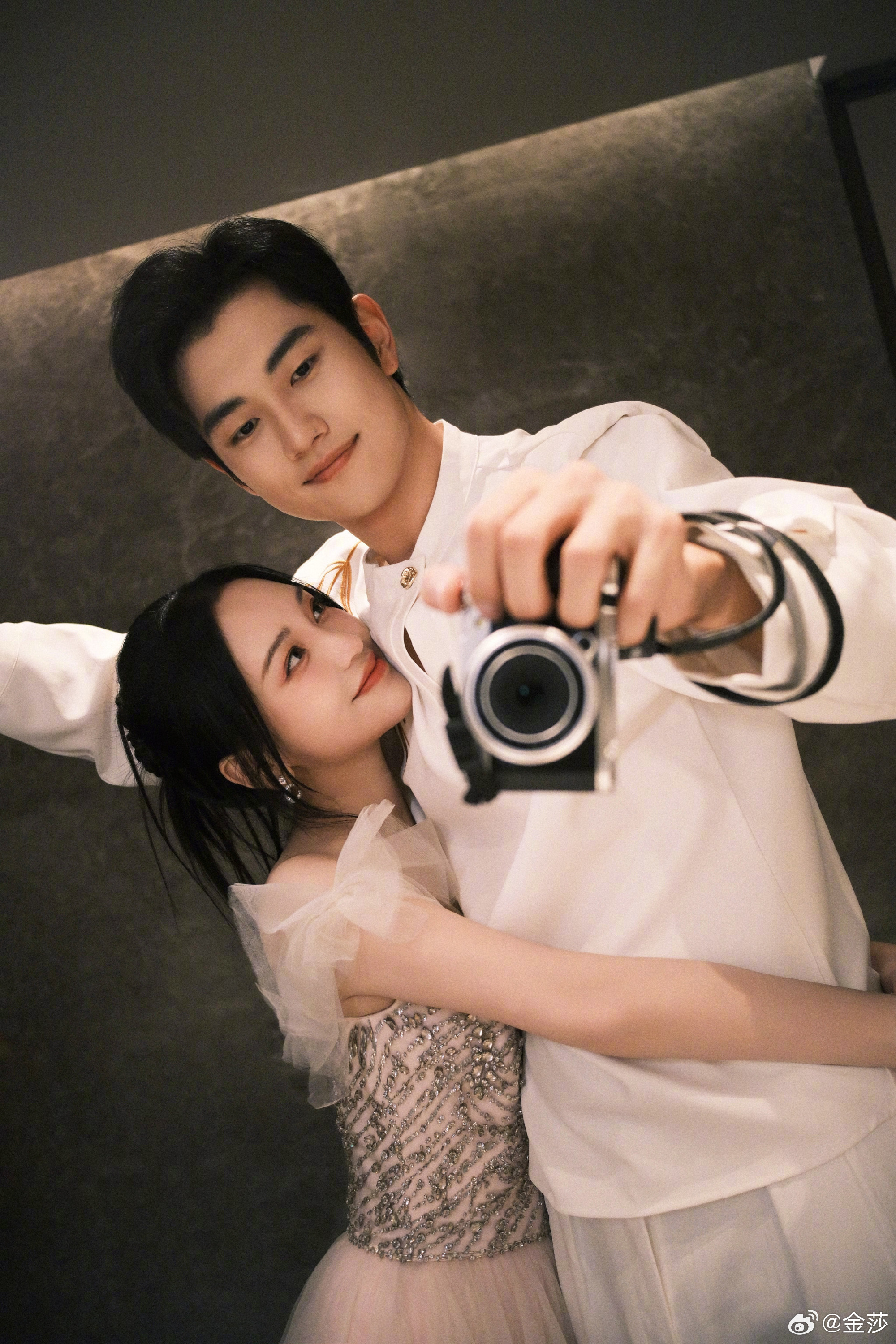 "Chị Đẹp" U45 được bạn trai k&eacute;m 19 tuổi cầu h&ocirc;n, cảnh đ&agrave;m ph&aacute;n hợp đồng tiền h&ocirc;n nh&acirc;n g&acirc;y x&ocirc;n xao- Ảnh 1.