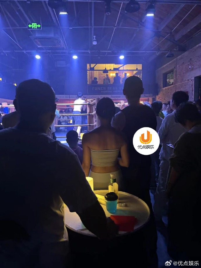 "Chị Đẹp" U45 được bạn trai k&eacute;m 19 tuổi cầu h&ocirc;n, cảnh đ&agrave;m ph&aacute;n hợp đồng tiền h&ocirc;n nh&acirc;n g&acirc;y x&ocirc;n xao- Ảnh 3.