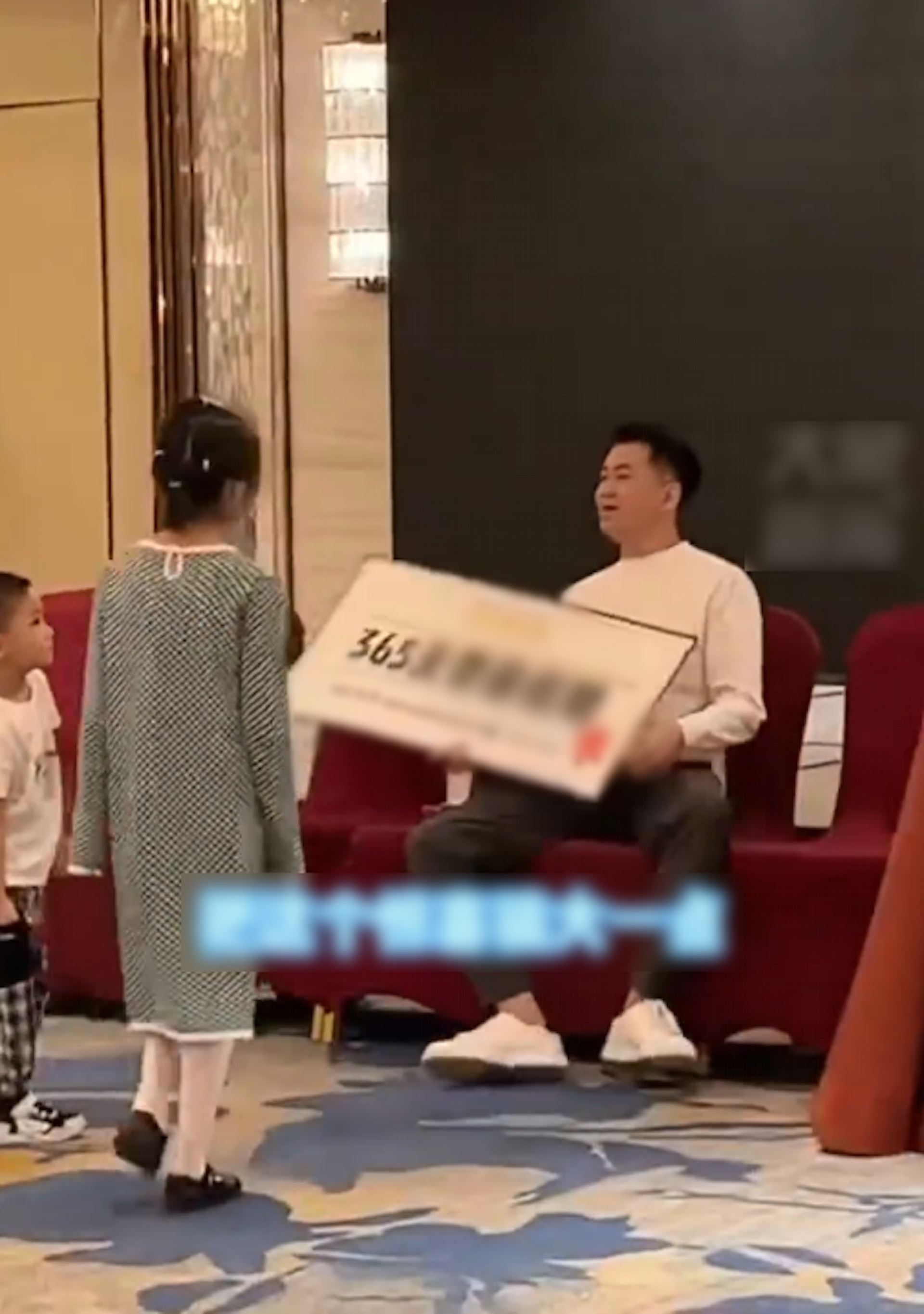 Nh&acirc;n vi&ecirc;n bốc tr&uacute;ng 360 ng&agrave;y nghỉ ph&eacute;p c&oacute; lương trong gala cuối năm: Sếp t&aacute;i mặt y&ecirc;u cầu thương lượng, kết quả ra sao?- Ảnh 3.