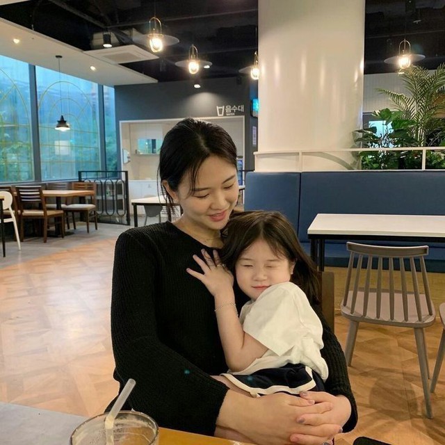 Con g&aacute;i của bố mẹ c&oacute; những đặc điểm n&agrave;y th&igrave; con ch&iacute;nh l&agrave; b&igrave;nh rượu qu&yacute;, l&agrave; "qu&yacute; nh&acirc;n" đến để h&oacute;a giải mọi xung đột của gia đ&igrave;nh- Ảnh 2.