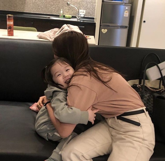 Con g&aacute;i của bố mẹ c&oacute; những đặc điểm n&agrave;y th&igrave; con ch&iacute;nh l&agrave; b&igrave;nh rượu qu&yacute;, l&agrave; "qu&yacute; nh&acirc;n" đến để h&oacute;a giải mọi xung đột của gia đ&igrave;nh- Ảnh 1.