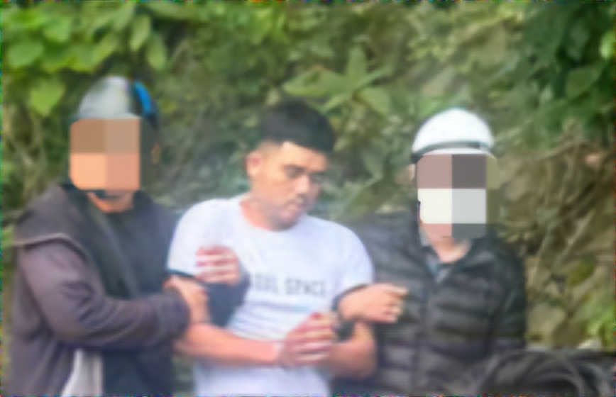 Đối tượng h&agrave;nh hung d&atilde; man người phụ nữ ở Đ&agrave; Nẵng bị bắt khi lẩn trốn tr&ecirc;n n&uacute;i Sơn Tr&agrave;- Ảnh 1.