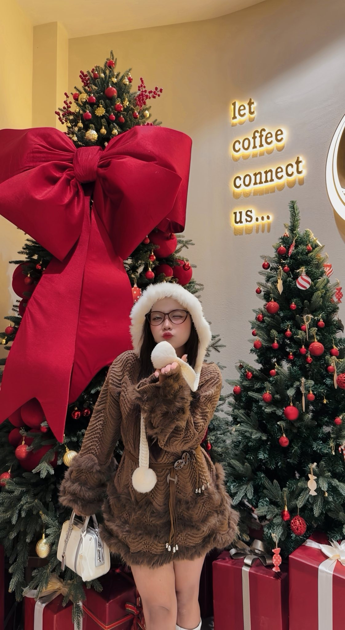 Kh&ocirc;ng kh&iacute; Noel phủ k&iacute;n c&aacute;c qu&aacute;n c&agrave; ph&ecirc; thu h&uacute;t giới trẻ check-in- Ảnh 11.