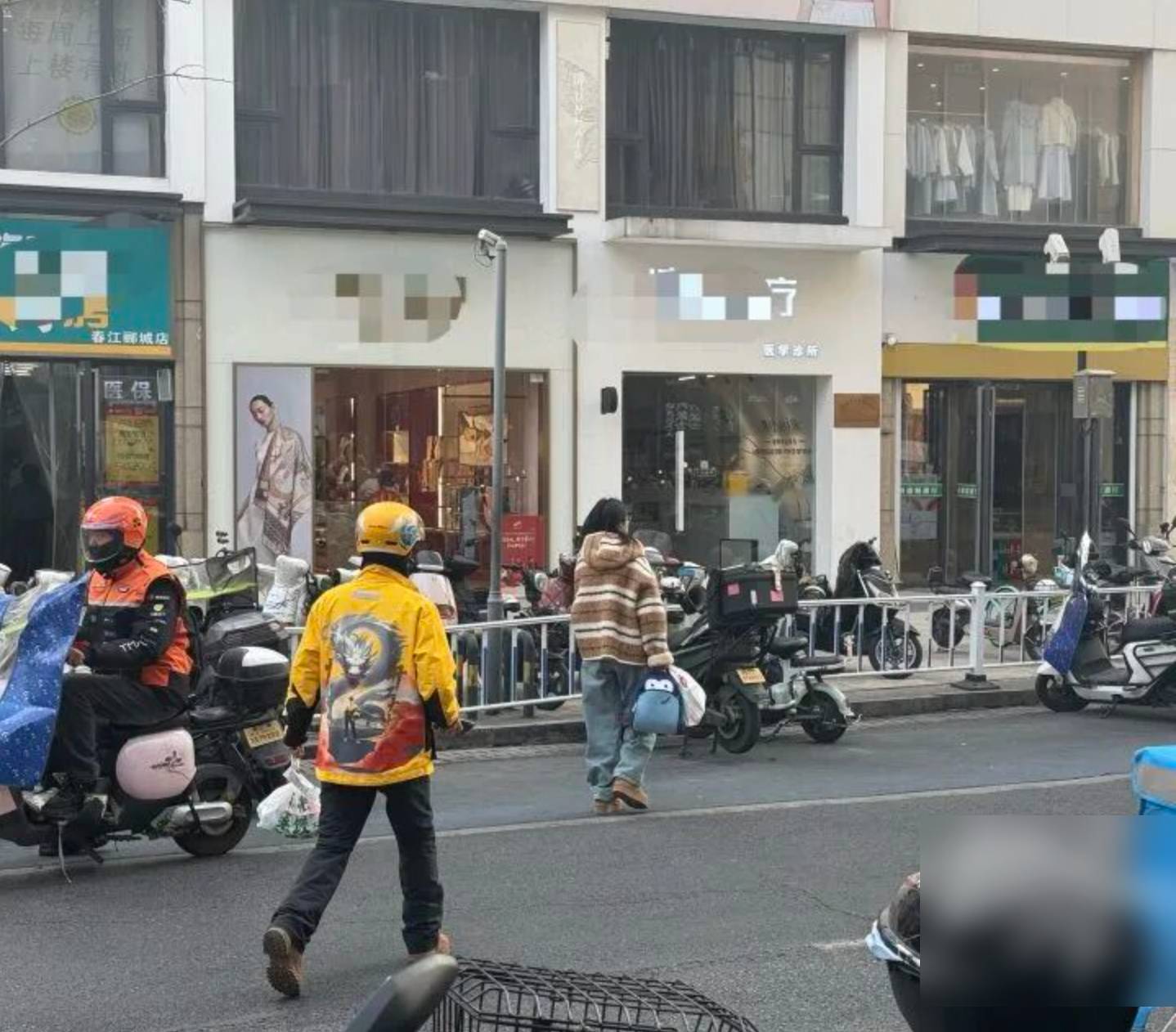 Mở cửa v&agrave;o qu&aacute;n tr&agrave; sữa lấy đơn, nam shipper sững người khi thấy nh&acirc;n vi&ecirc;n đ&atilde; gục dưới s&agrave;n- Ảnh 2.