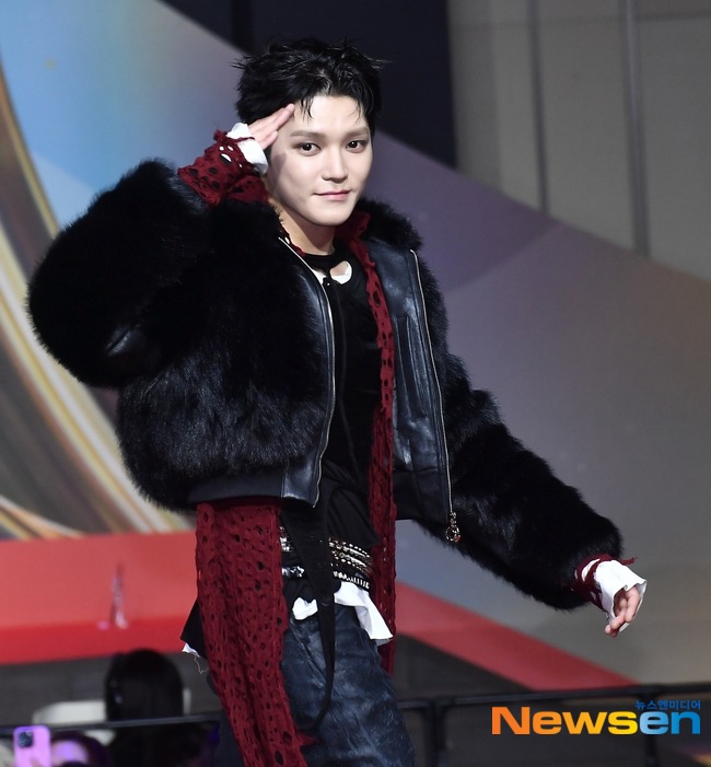 Thảm đỏ hot nhất Gi&aacute;ng sinh 2025: Jang Won Young h&oacute;a thi&ecirc;n thần, Winter (aespa) vất vả che dấu ấn t&igrave;nh y&ecirc;u với Jungkook (BTS)- Ảnh 26.