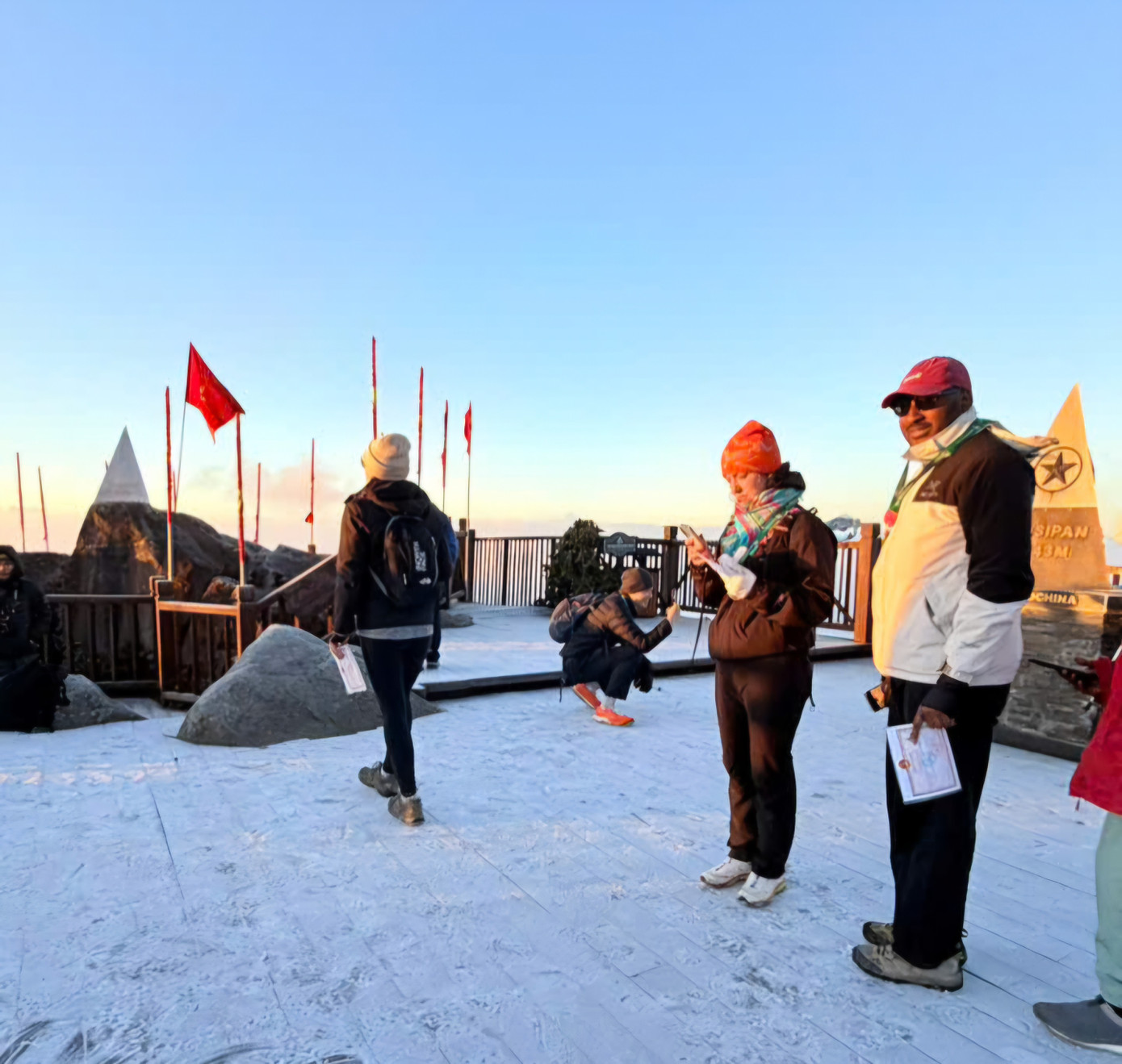 Băng tuyết phủ trắng đỉnh Fansipan- Ảnh 5.