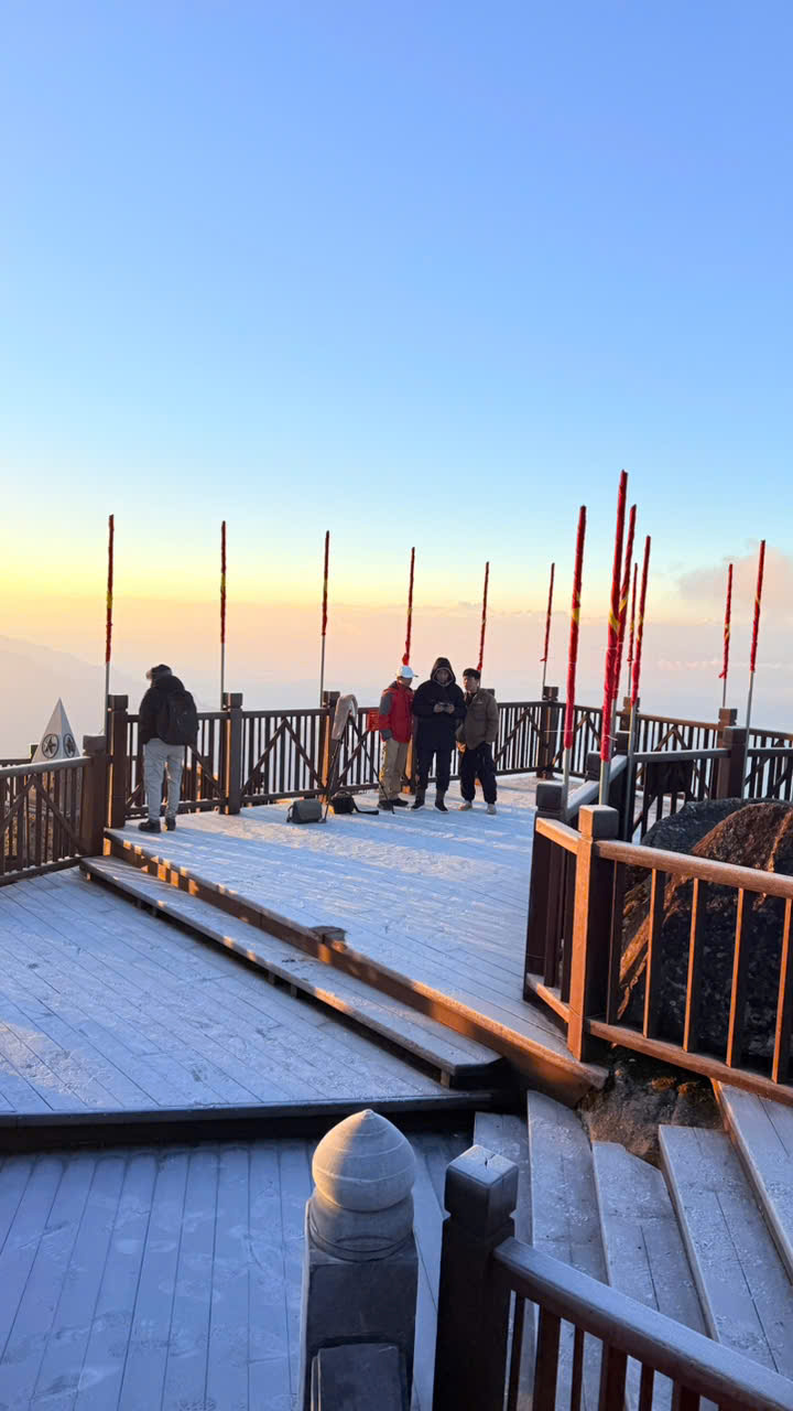 S&aacute;ng nay: Fansipan đ&atilde; phủ trắng băng tuyết, đ&ecirc;m Noel chỉ c&ograve;n 1 độ C- Ảnh 3.