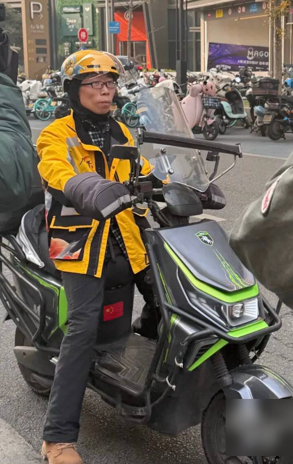 Mở cửa v&agrave;o qu&aacute;n tr&agrave; sữa lấy đơn, nam shipper sững người khi thấy nh&acirc;n vi&ecirc;n đ&atilde; gục dưới s&agrave;n- Ảnh 3.