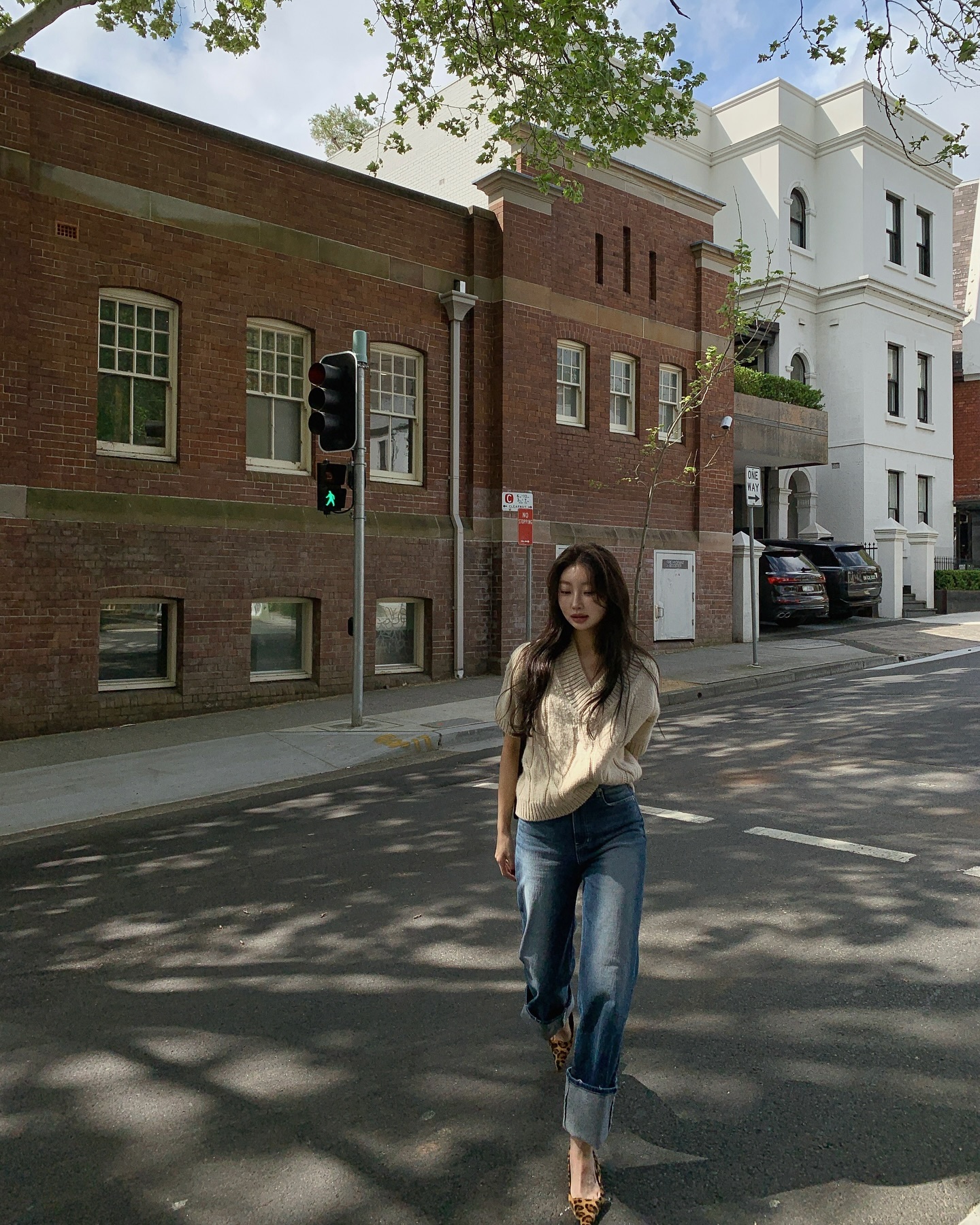 Trời chuyển lạnh, chị em phải diện ngay combo &aacute;o len v&agrave; quần jeans với 5 c&aacute;ch kết hợp si&ecirc;u hack tuổi- Ảnh 6.