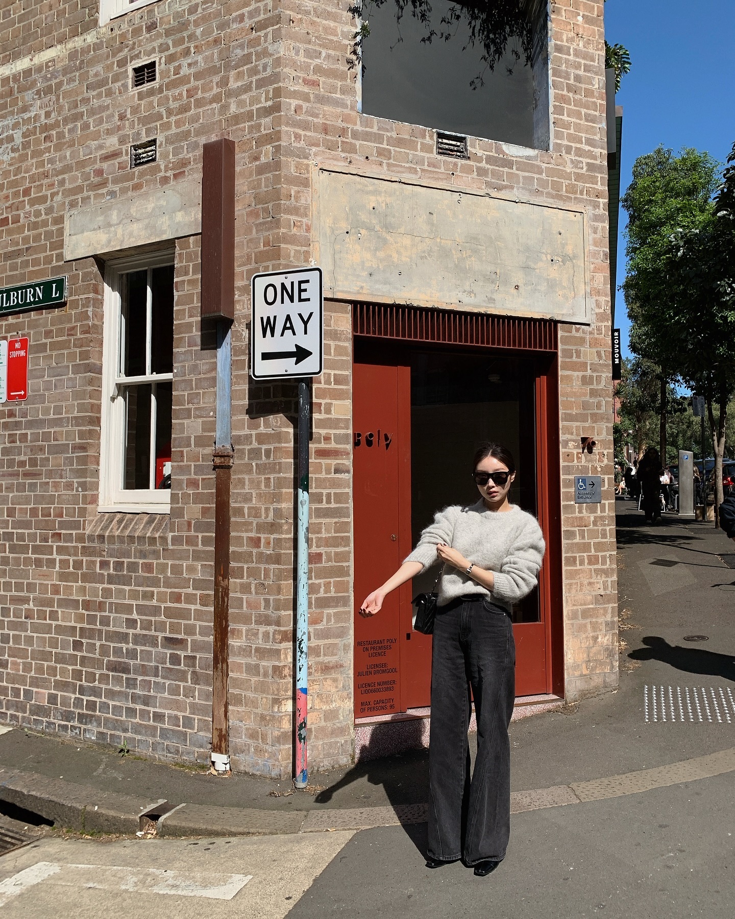 Trời chuyển lạnh, chị em phải diện ngay combo &aacute;o len v&agrave; quần jeans với 5 c&aacute;ch kết hợp si&ecirc;u hack tuổi- Ảnh 7.