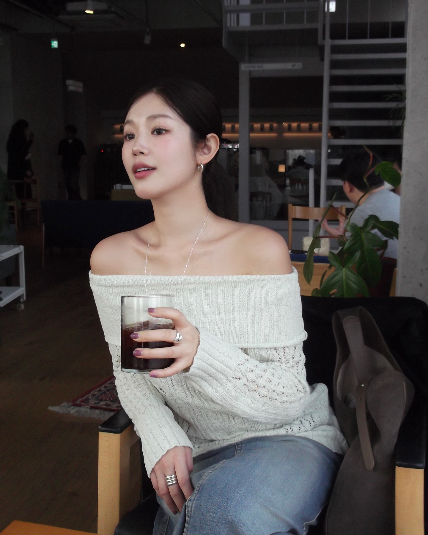 Trời chuyển lạnh, chị em phải diện ngay combo &aacute;o len v&agrave; quần jeans với 5 c&aacute;ch kết hợp si&ecirc;u hack tuổi- Ảnh 5.