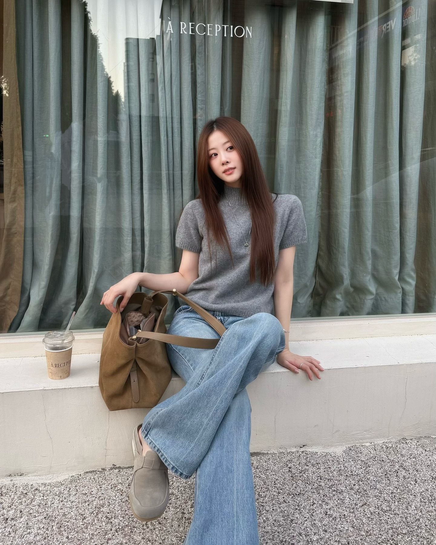 Trời chuyển lạnh, chị em phải diện ngay combo &aacute;o len v&agrave; quần jeans với 5 c&aacute;ch kết hợp si&ecirc;u hack tuổi- Ảnh 11.