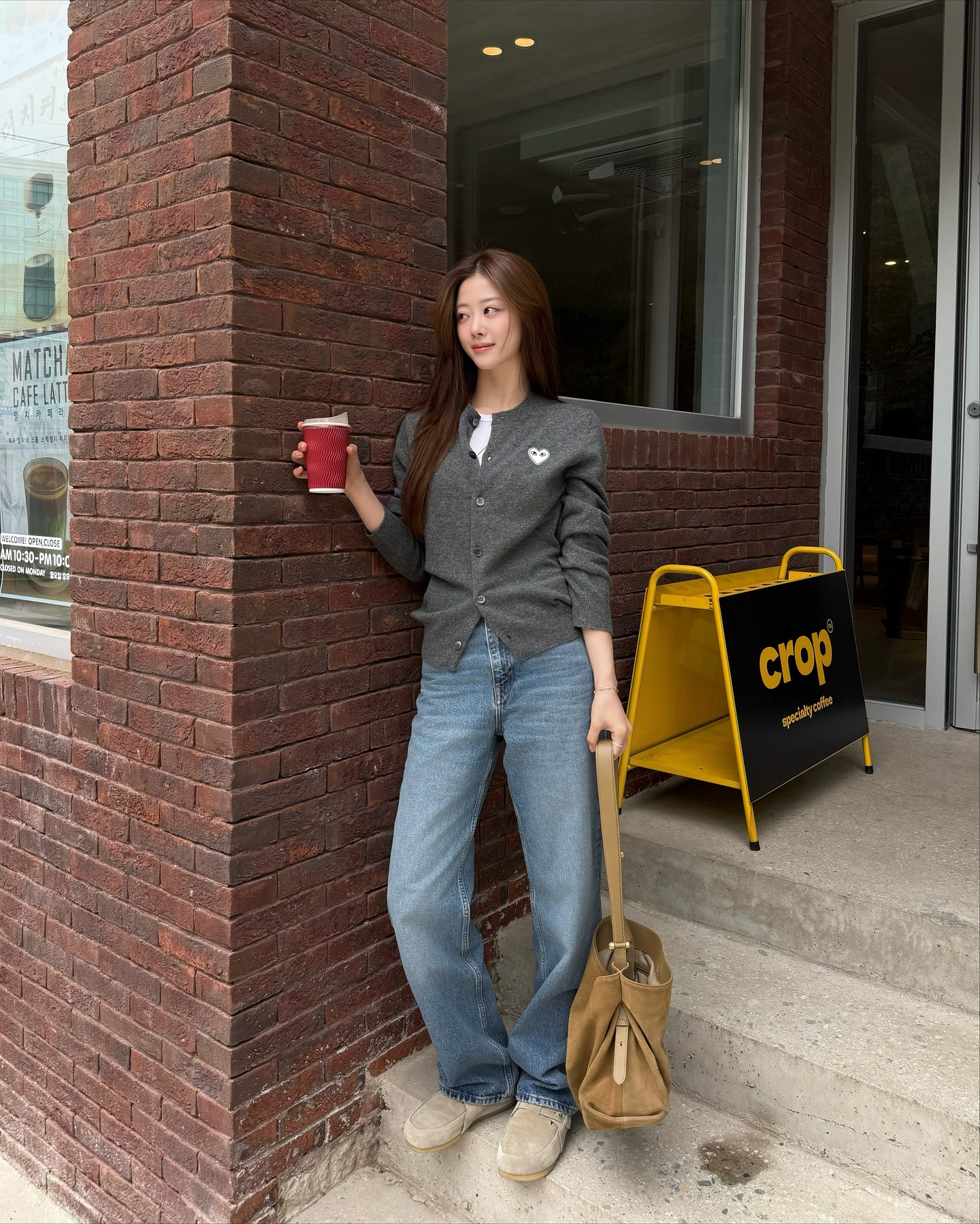 Trời chuyển lạnh, chị em phải diện ngay combo &aacute;o len v&agrave; quần jeans với 5 c&aacute;ch kết hợp si&ecirc;u hack tuổi- Ảnh 10.