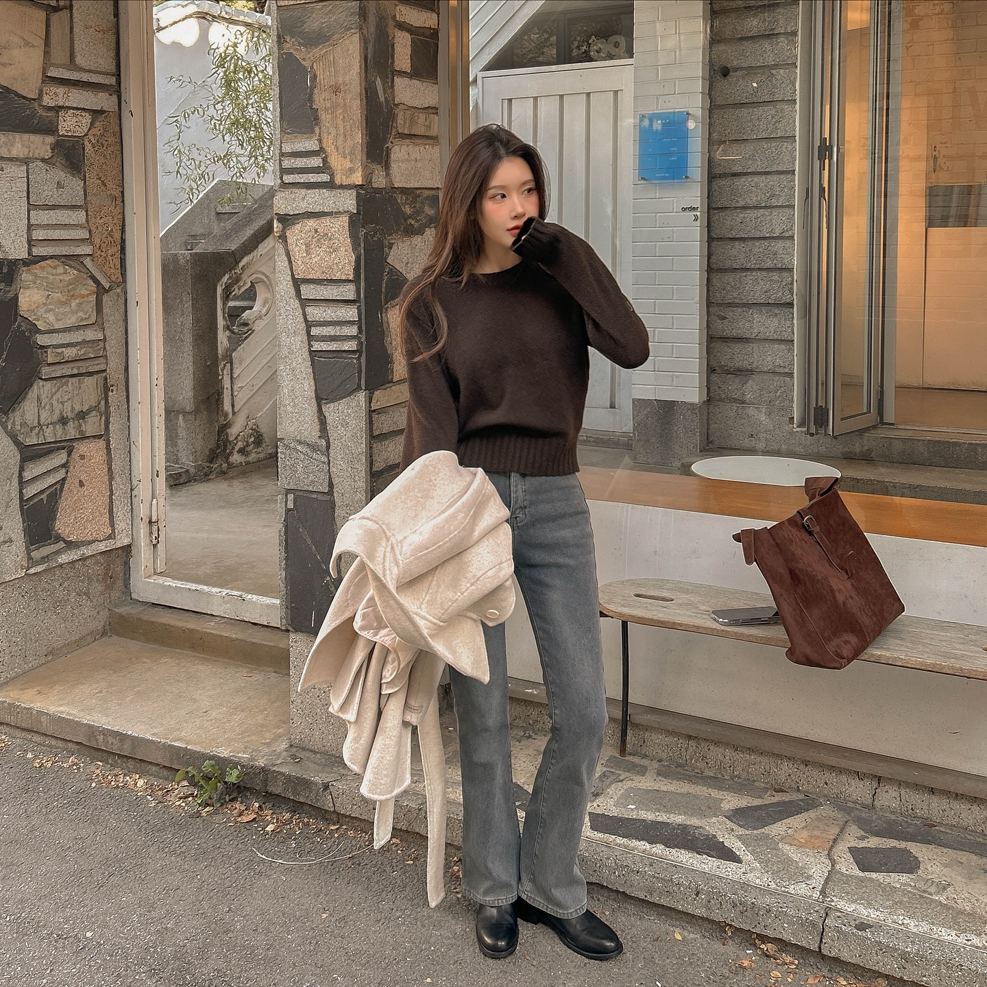 Trời chuyển lạnh, chị em phải diện ngay combo &aacute;o len v&agrave; quần jeans với 5 c&aacute;ch kết hợp si&ecirc;u hack tuổi- Ảnh 9.