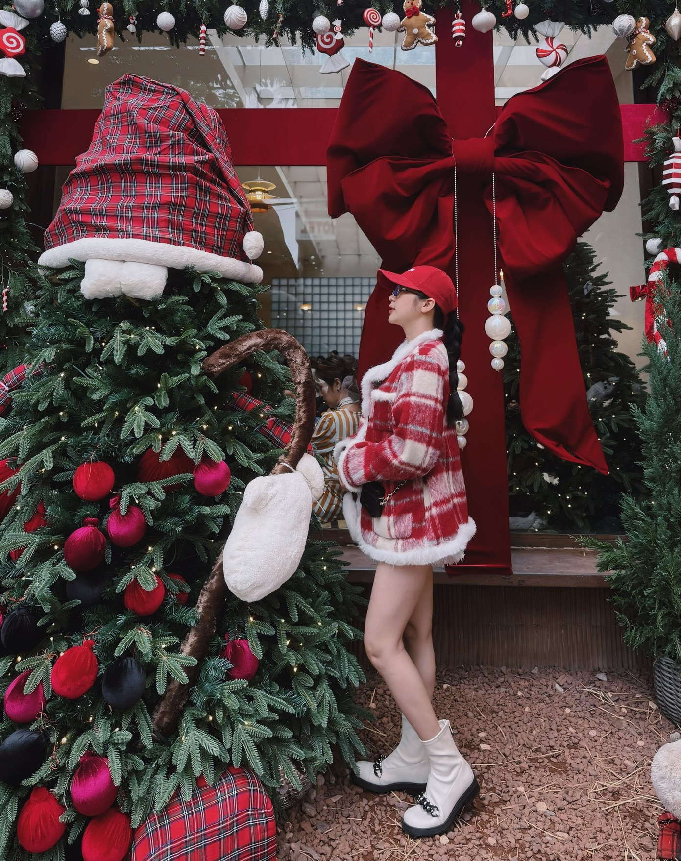 Kh&ocirc;ng kh&iacute; Noel phủ k&iacute;n c&aacute;c qu&aacute;n c&agrave; ph&ecirc; thu h&uacute;t giới trẻ check-in- Ảnh 1.