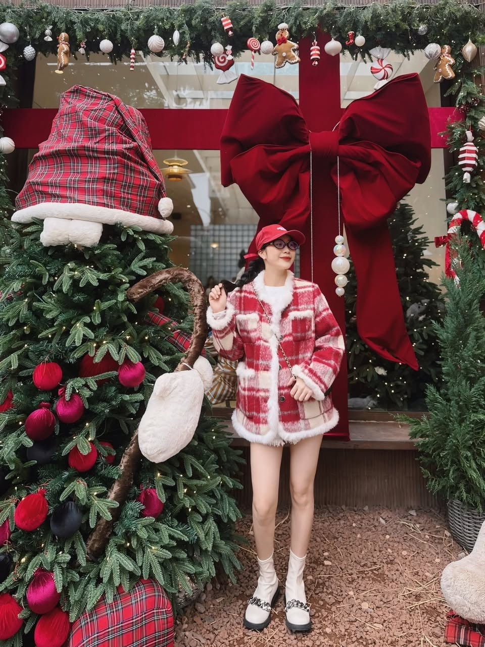 Kh&ocirc;ng kh&iacute; Noel phủ k&iacute;n c&aacute;c qu&aacute;n c&agrave; ph&ecirc; thu h&uacute;t giới trẻ check-in- Ảnh 2.